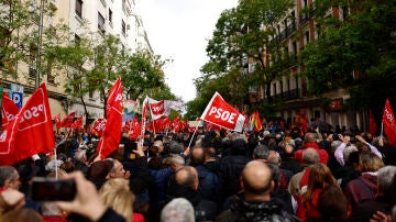Concentración frente a la sede del PSOE con pancartas de 'Pedro Sánchez, quédate'