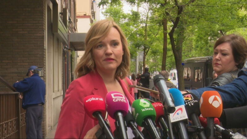 Pilar Alegría frente a la sede del PSOE