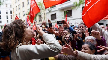 María Jesús Montero con los simpatizantes del PSOE en Ferraz