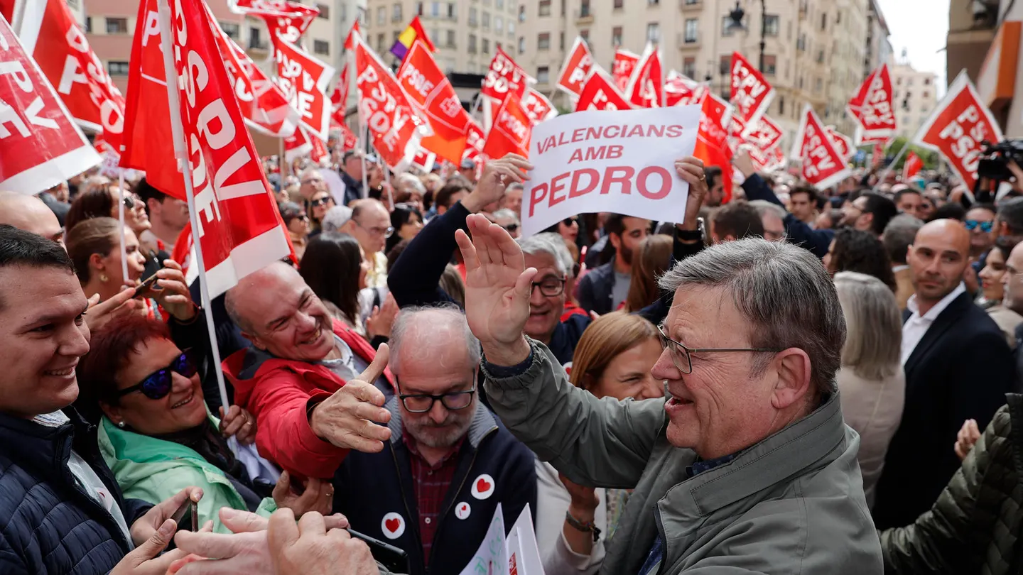 Cientos de personas, militantes, simpatizantes y políticos valencianos se han concentrado hoy en la sede del PSPV-PSOE de la ciudad de Valencia Cientos de personas, militantes, simpatizantes y políticos valencianos se han concentrado hoy en la sede del PSPV-PSOE de la ciudad de Valencia