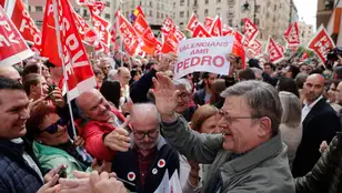 Cientos de personas, militantes, simpatizantes y políticos valencianos se han concentrado hoy en la sede del PSPV-PSOE de la ciudad de Valencia