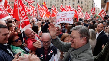 Cientos de personas, militantes, simpatizantes y políticos valencianos se han concentrado hoy en la sede del PSPV-PSOE de la ciudad de Valencia