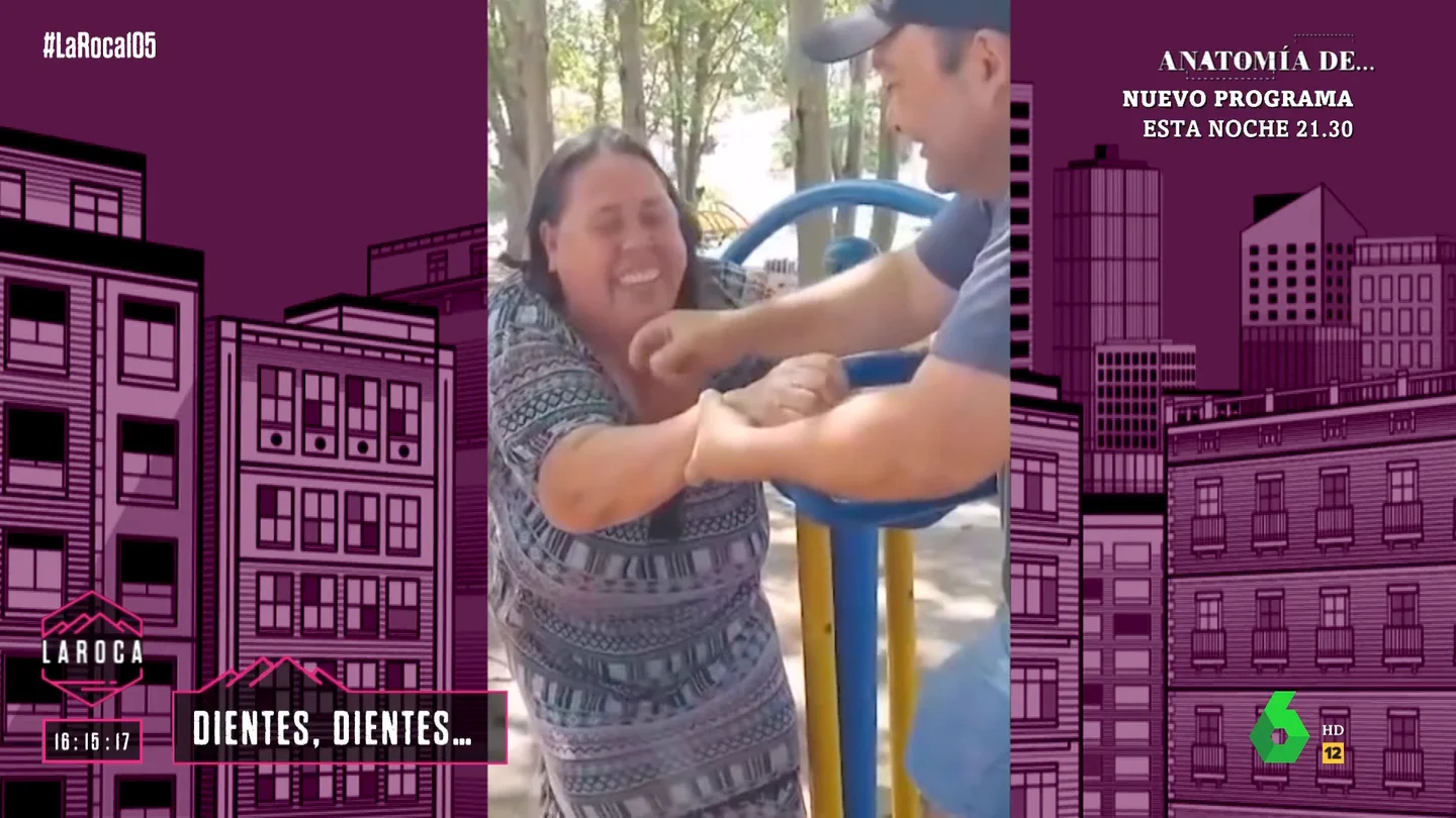 El desternillante momento en el que una señora intenta no perder la dentadura al hacer ejercicio El desternillante momento en el que una señora intenta no perder la dentadura al hacer ejercicio