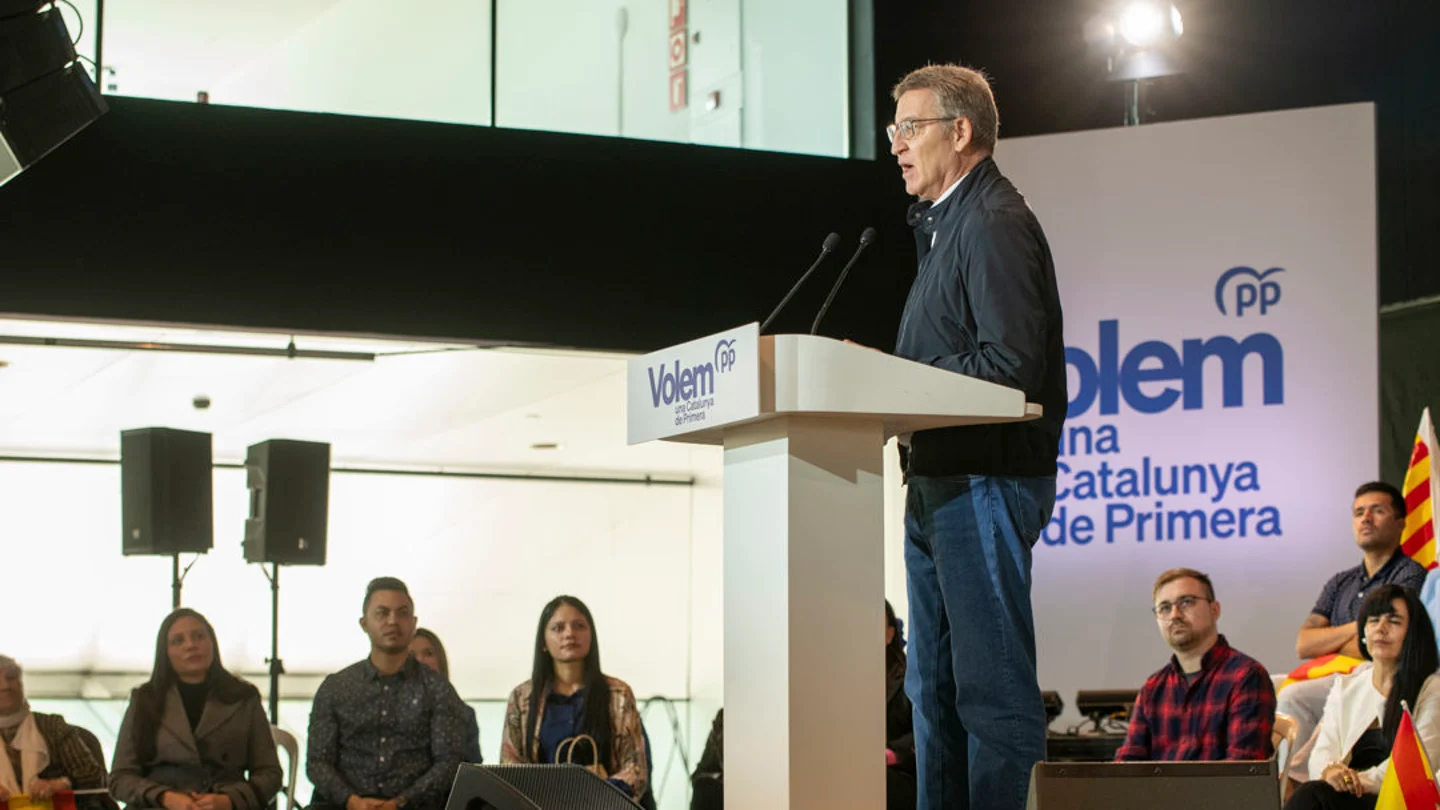 El presidente del PP, Alberto Núñez Feijóo, durante un acto de campaña de apoyo al candidato del partido a la Generalitat, Alejandro Fernández (d) El presidente del PP, Alberto Núñez Feijóo, durante un acto de campaña de apoyo al candidato del partido a la Generalitat, Alejandro Fernández (d)