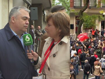 Santos Cerdán, secretario de organización del PSOE, junto a Esther Redondo en la sede de partido en la calle Ferraz