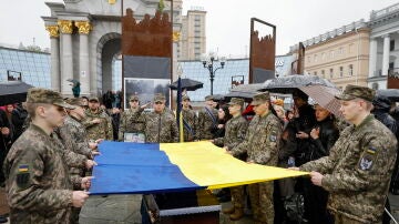 Momento del funeral de un soldado ucraniano en Kyiv