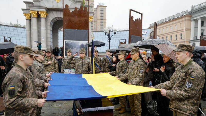Momento del funeral de un soldado ucraniano en Kyiv