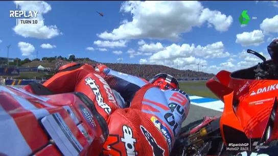 Toque entre Bagnaia y Márquez Toque entre Bagnaia y Márquez