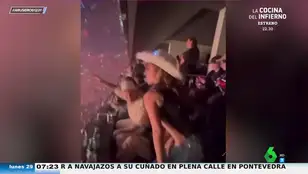 Penélope Cruz lo da todo en su 50 cumpleaños: así baila con Javier Bardem en el concierto de Bad Bunny