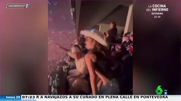 Penélope Cruz lo da todo en su 50 cumpleaños: así baila con Javier Bardem en el concierto de Bad Bunny