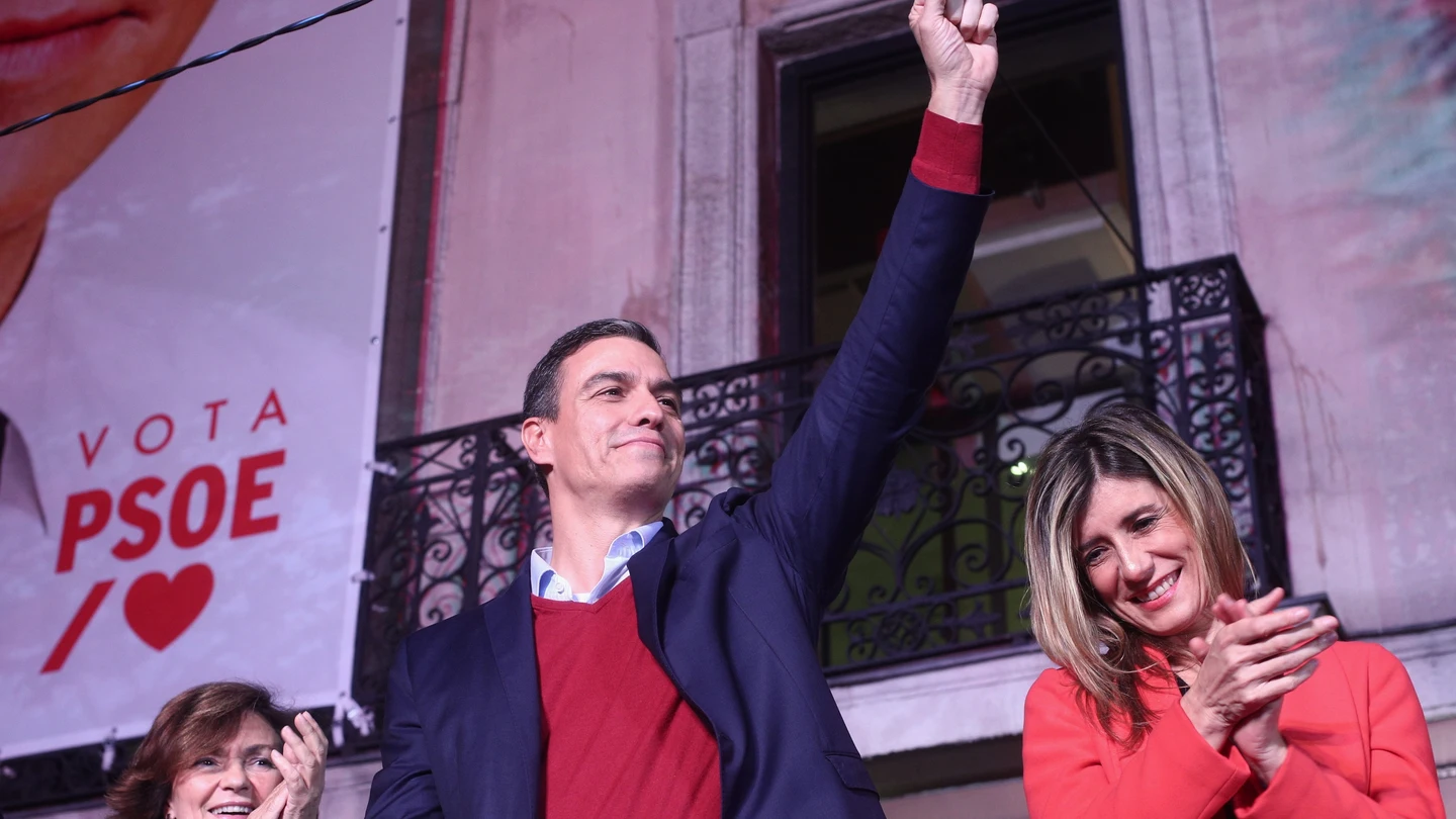 La vicepresidenta del Gobierno en funciones, Carmen Calvo; el Secretario general del PSOE y candidato a la presidencia del Gobierno, Pedro Sánchez y su mujer, Begoña Gómez celebran los resultados del partido durante la noche electoral del 10N en la sede del mismo en Madrid (España). La vicepresidenta del Gobierno en funciones, Carmen Calvo; el Secretario general del PSOE y candidato a la presidencia del Gobierno, Pedro Sánchez y su mujer, Begoña Gómez celebran los resultados del partido durante la noche electoral del 10N en la sede del mismo en Madrid (España).
