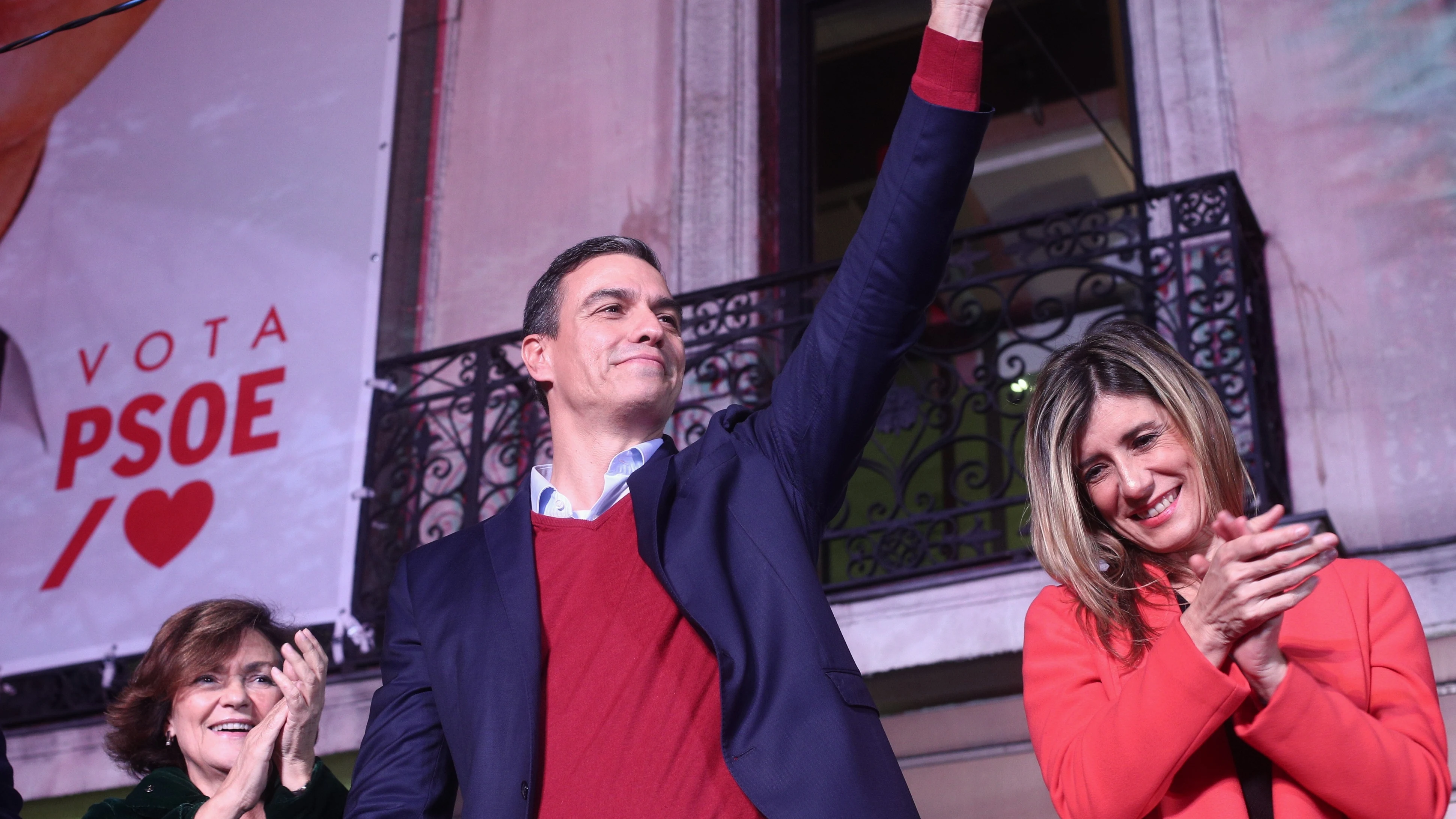 La vicepresidenta del Gobierno en funciones, Carmen Calvo; el Secretario general del PSOE y candidato a la presidencia del Gobierno, Pedro Sánchez y su mujer, Begoña Gómez celebran los resultados del partido durante la noche electoral del 10N en la sede del mismo en Madrid (España).