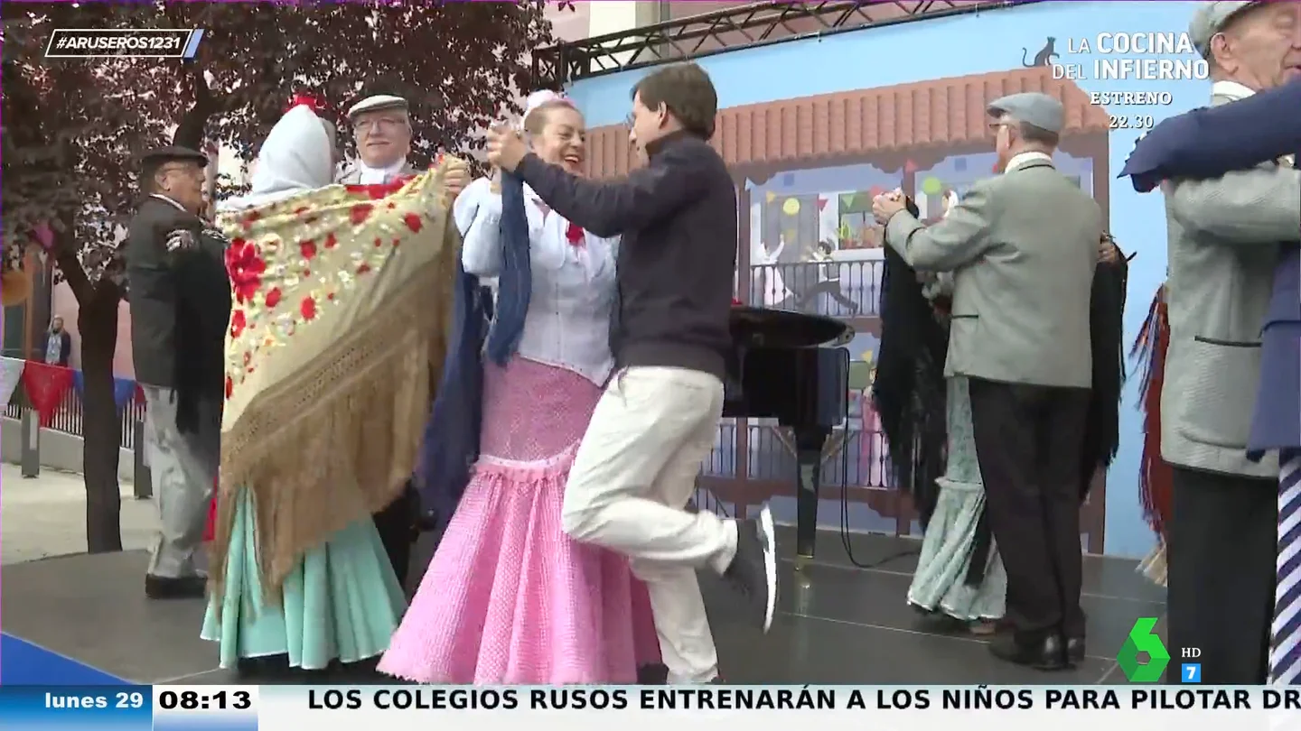 Almeida lo vuelve a hacer: así baila otro chotis con "la pierna de flamenco" como nuevo paso viral Almeida lo vuelve a hacer: así baila otro chotis con "la pierna de flamenco" como nuevo paso viral