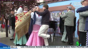 Almeida lo vuelve a hacer: así baila otro chotis con "la pierna de flamenco" como nuevo paso viral