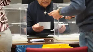 Varias personas durante el recuento del voto CERA en el Palacio de Justicia de Bilbao, a 26 de abril de 2024, en Bilbao, Vizcaya, País Vasco (España). 