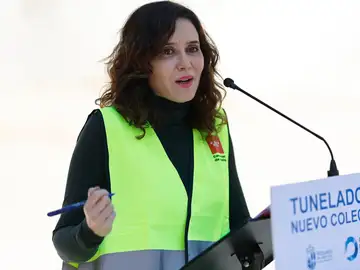 Isabel Díaz Ayuso interviene durante su visita a las obras del nuevo colector-interceptor en Pozuelo de Alarcón.