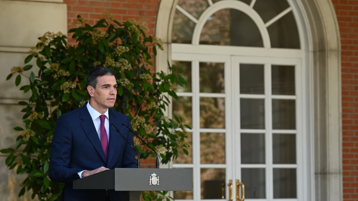 Sánchez anuncia su decisión de seguir al frente del Gobierno Sánchez anuncia su decisión de seguir al frente del Gobierno