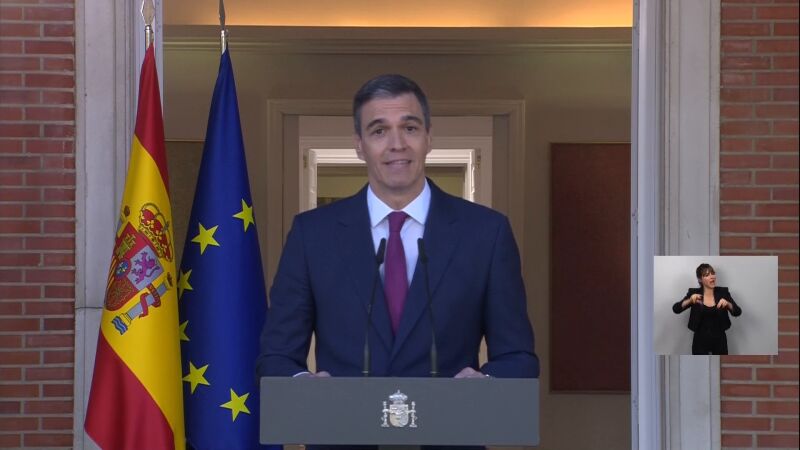 Pedro Sánchez anuncia que "seguirá con más fuerza" al frente del Gobierno
