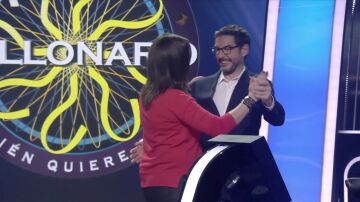 Juanra Bonet baila un 'technochotis' con una concursante de ¿Quién quiere ser millonario?: "Cómo te has quedado conmigo"