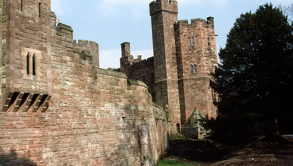 Torre y muralla del Castillo de Peckforton, Inglaterra