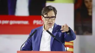 El primer secretario y candidato del PSC a las elecciones catalanas, Salvador Illa (c), durante el acto del PSC de inicio de campaña, en Fira Sabadell, a 25 de abril de 2024, en Barcelona, Catalunya (España). 