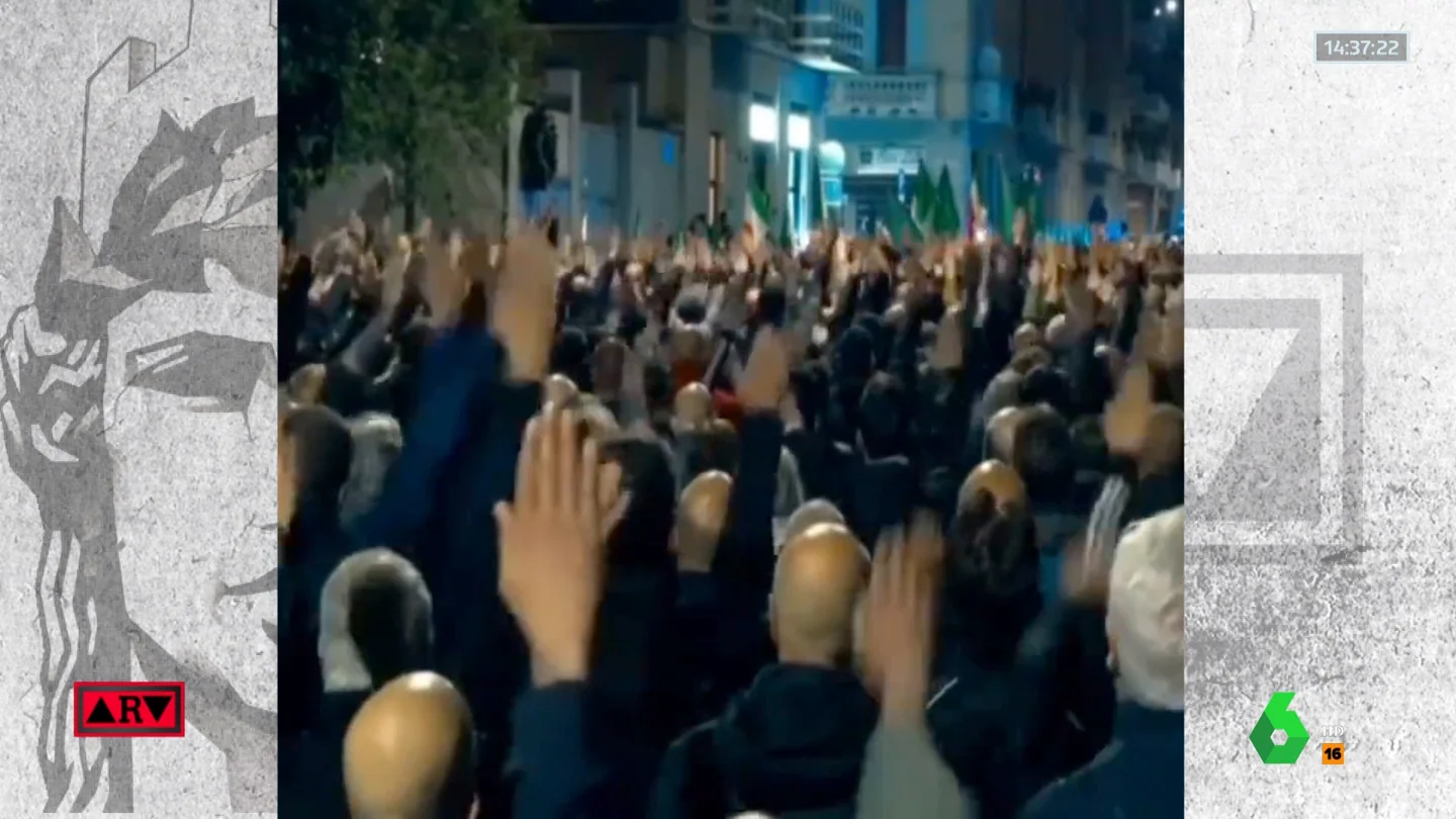Indignación por la imagen de 1.500 neofascistas haciendo el saludo nazi en Italia en homenaje a un estudiante asesinado Indignación por la imagen de 1.500 neofascistas haciendo el saludo nazi en Italia en homenaje a un estudiante asesinado
