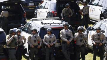 Agentes de policía esperan órdenes en el campus de UCLA