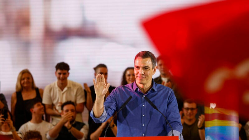 El presidente del Gobierno, Pedro Sánchez, interviene en un acto de campaña del candidato del Partido Socialista Catalán, Salvador Illa, en Sant Boi (Barcelona)