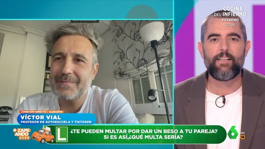 ¿Te pueden multar por dar un beso a tu pareja mientras conduce? Un profesor de autoescuela despeja la duda ¿Te pueden multar por dar un beso a tu pareja mientras conduce? Un profesor de autoescuela despeja la duda