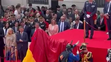Así ha sido el momento en el que la bandera de España cae sobre algunos agentes de la Guardia Civil 