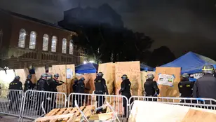 Agentes de policía preparados para derribar la barricada en UCLA