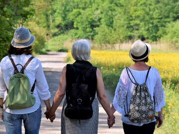 Mujeres paseando por la naturaleza