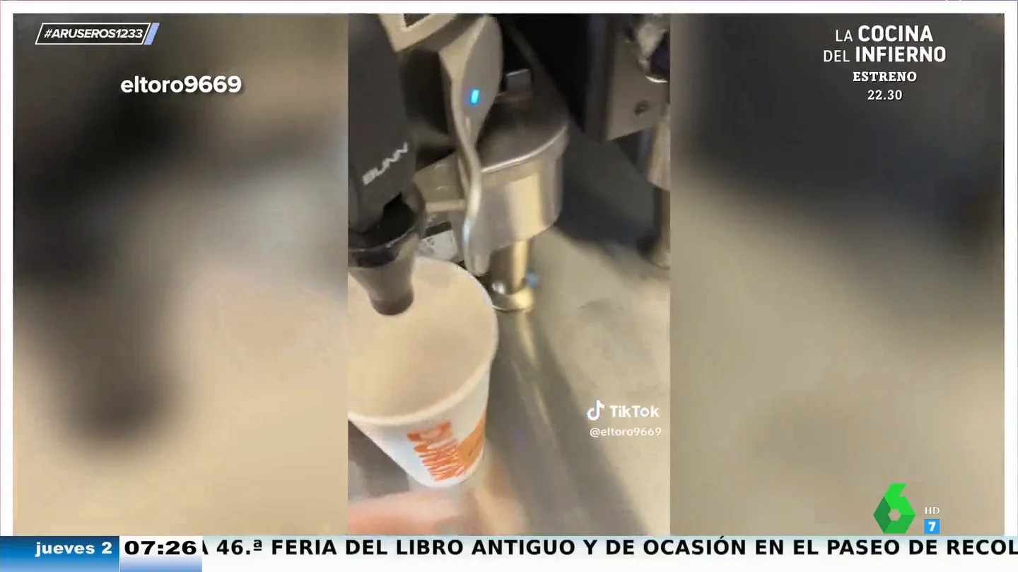Este trabajador de una cafetería critica los pedidos de sus clientes: "Él que se beba esto va 'pa' el baño y después al cielo" Este trabajador de una cafetería critica los pedidos de sus clientes: "Él que se beba esto va 'pa' el baño y después al cielo"