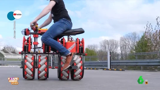 Un chico inventa una "moto futurista" cuyas ruedas pueden girar en cualquier dirección Un chico inventa una "moto futurista" cuyas ruedas pueden girar en cualquier dirección