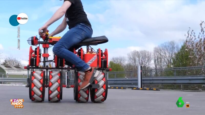 Un chico inventa una "moto futurista" cuyas ruedas pueden girar en cualquier dirección