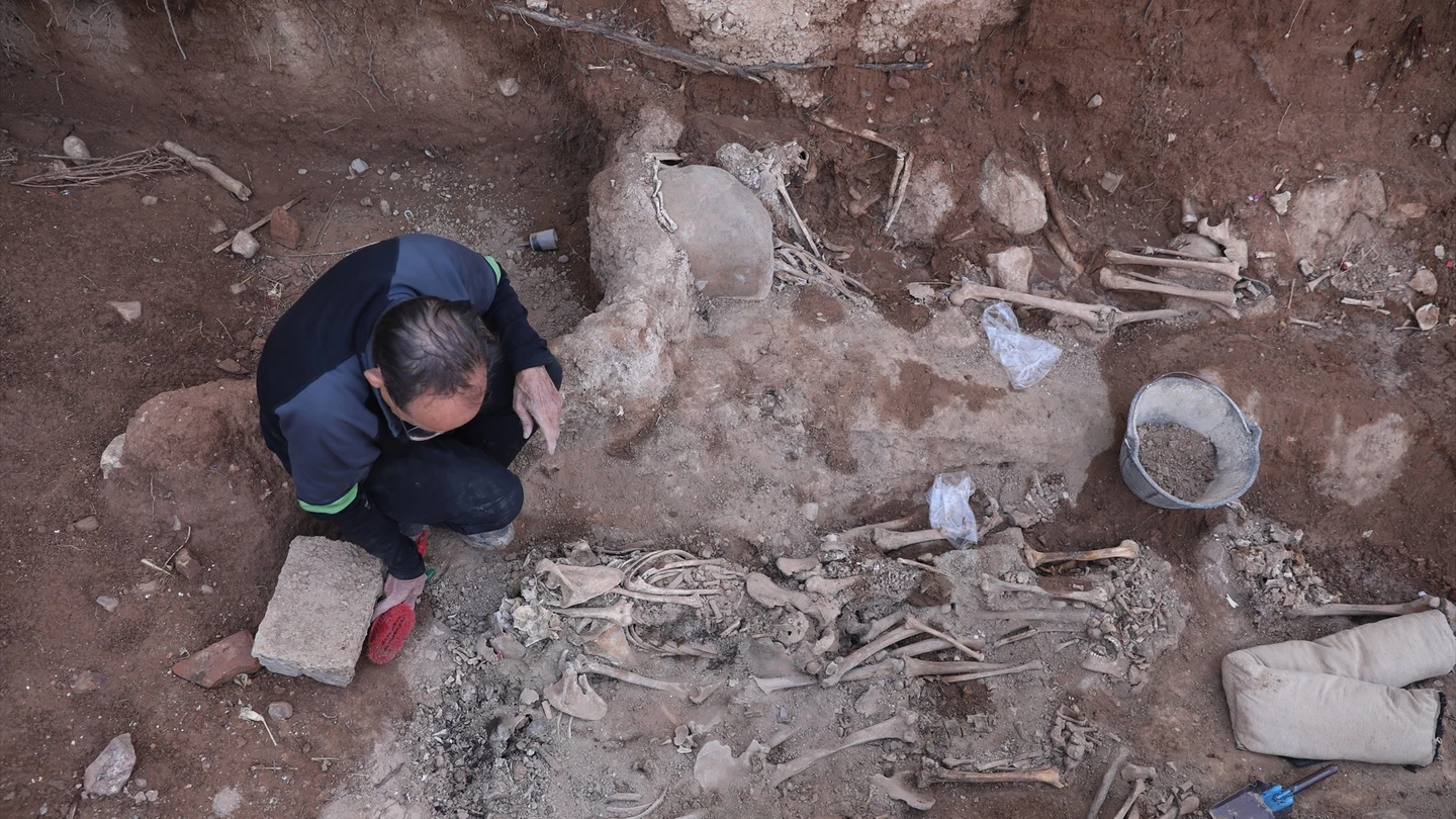 Excavación de una fosa común de la guerra civil en el cementerio de Belchite, Zaragoza Excavación de una fosa común de la guerra civil en el cementerio de Belchite, Zaragoza