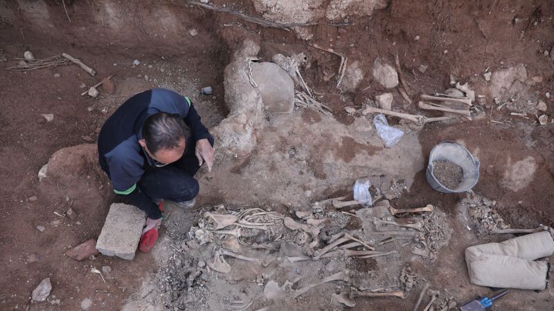 Excavación de una fosa común de la guerra civil en el cementerio de Belchite, Zaragoza