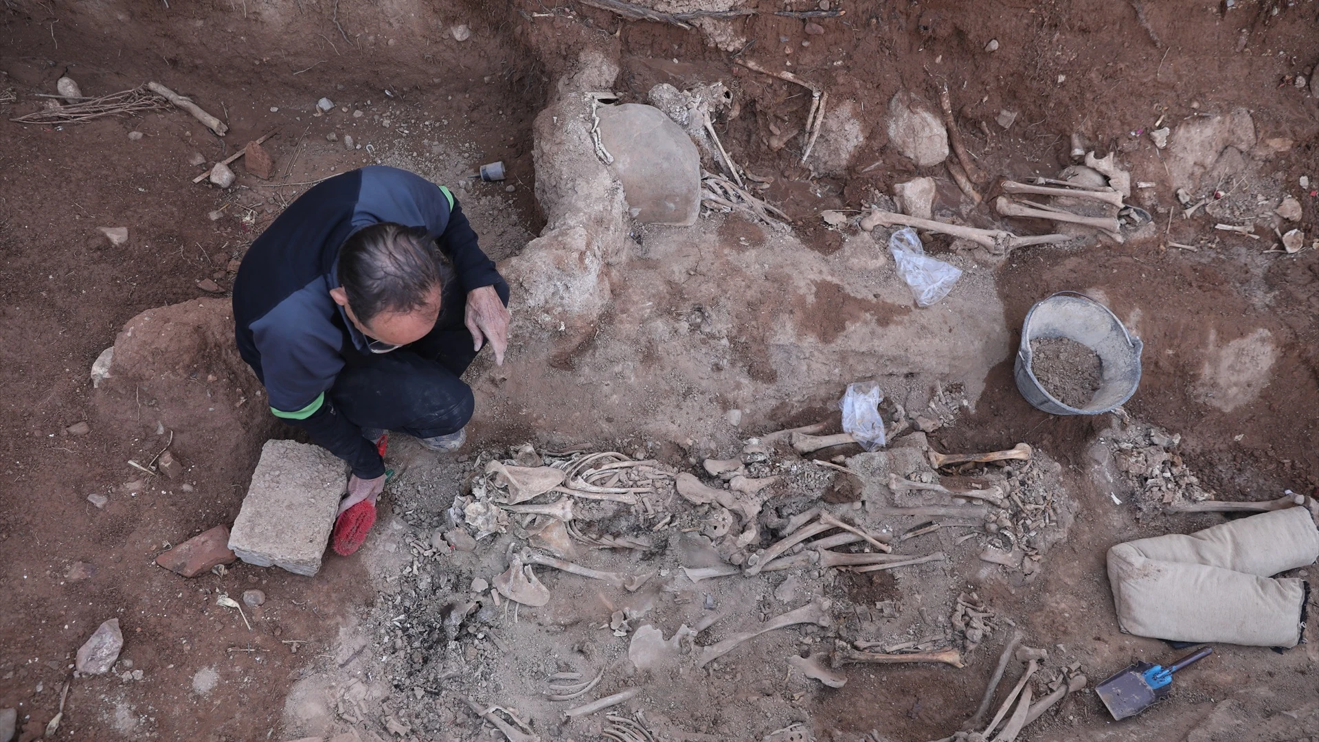 Excavación de una fosa común de la guerra civil en el cementerio de Belchite, Zaragoza