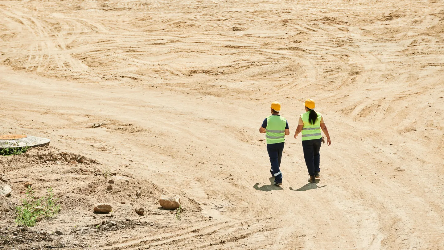 Unos trabajadores en una zona de obras. Unos trabajadores en una zona de obras.