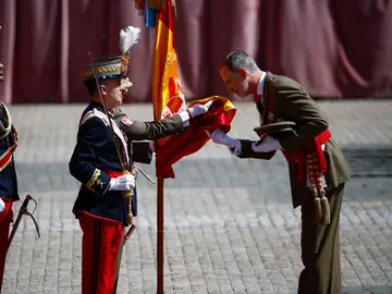 Felipe VI jura bandera en Zaragoza