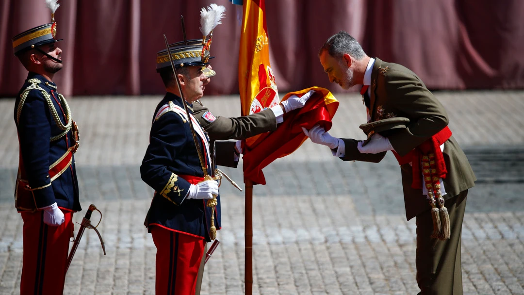 Felipe VI jura bandera en Zaragoza