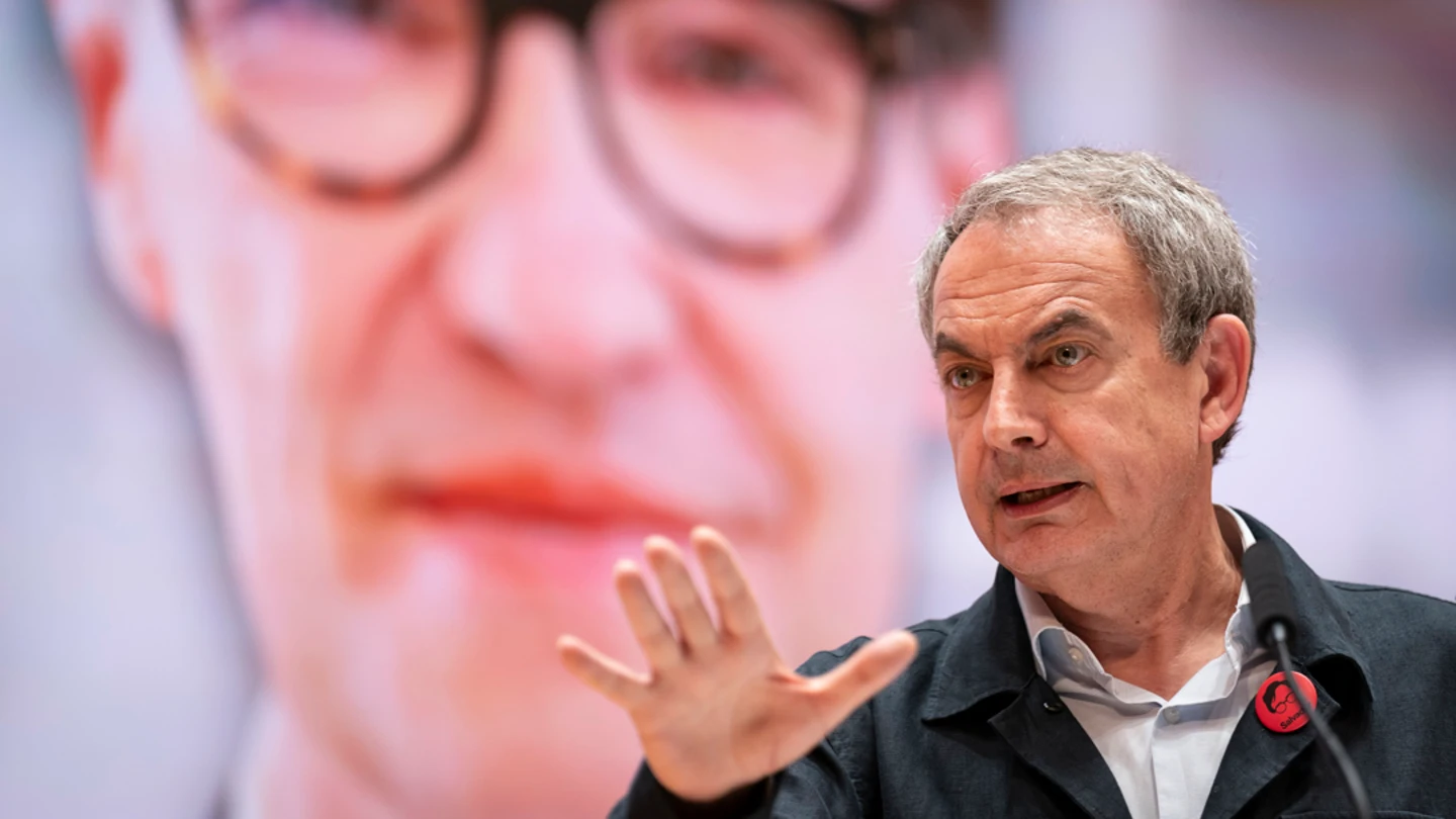 Zapatero en un acto de apoyo a Illa Zapatero en un acto de apoyo a Illa