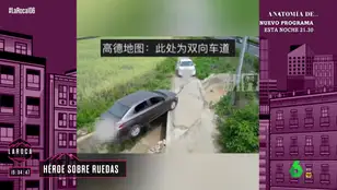 La increíble maniobra de un conductor en un camino para dejar paso a otro coche