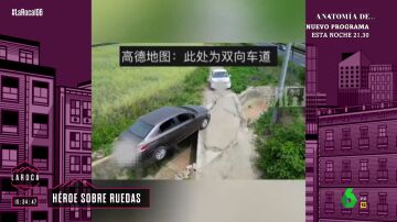La increíble maniobra de un conductor en un camino para dejar paso a otro coche