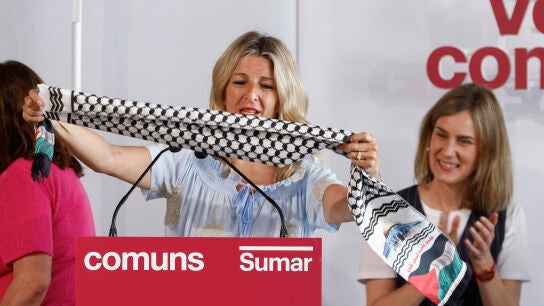 Yolanda D&iacute;az sostiene una bufanda de Palestina