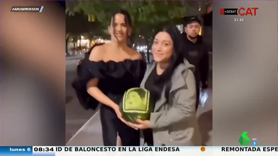 Regalan a Rosalía una sandía con su cara y Alfonso Arús alucina: "Parece que le han puesto paperas" Regalan a Rosalía una sandía con su cara y Alfonso Arús alucina: "Parece que le han puesto paperas"