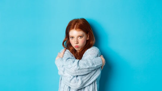 Una mujer aparentemente triste y enfadada. Personas altamente sensibles o con alta sensibilidad