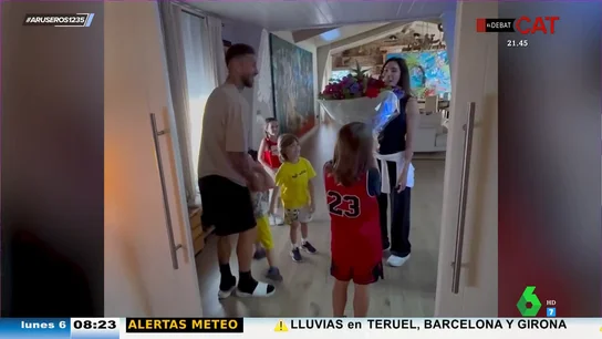 Así reacciona Pilar Rubio cuando Sergio Ramos aparece por sorpresa con un ramo de flores por el Día de la Madre Así reacciona Pilar Rubio cuando Sergio Ramos aparece por sorpresa con un ramo de flores por el Día de la Madre