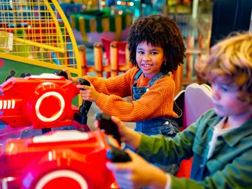 Niños en un parque de atracciones Niños en un parque de atracciones