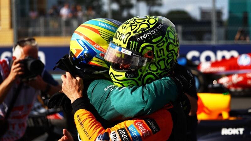 Lando Norris abraza a Fernando Alonso